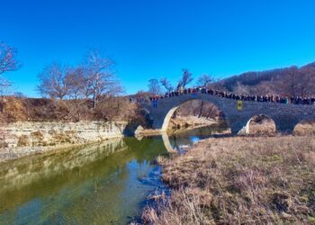 Ο Αγιασμός των Υδάτων στο πέτρινο γεφύρι του Ανθοχωρίου