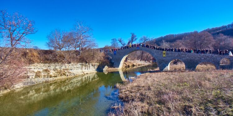 Ο Αγιασμός των Υδάτων στο πέτρινο γεφύρι του Ανθοχωρίου